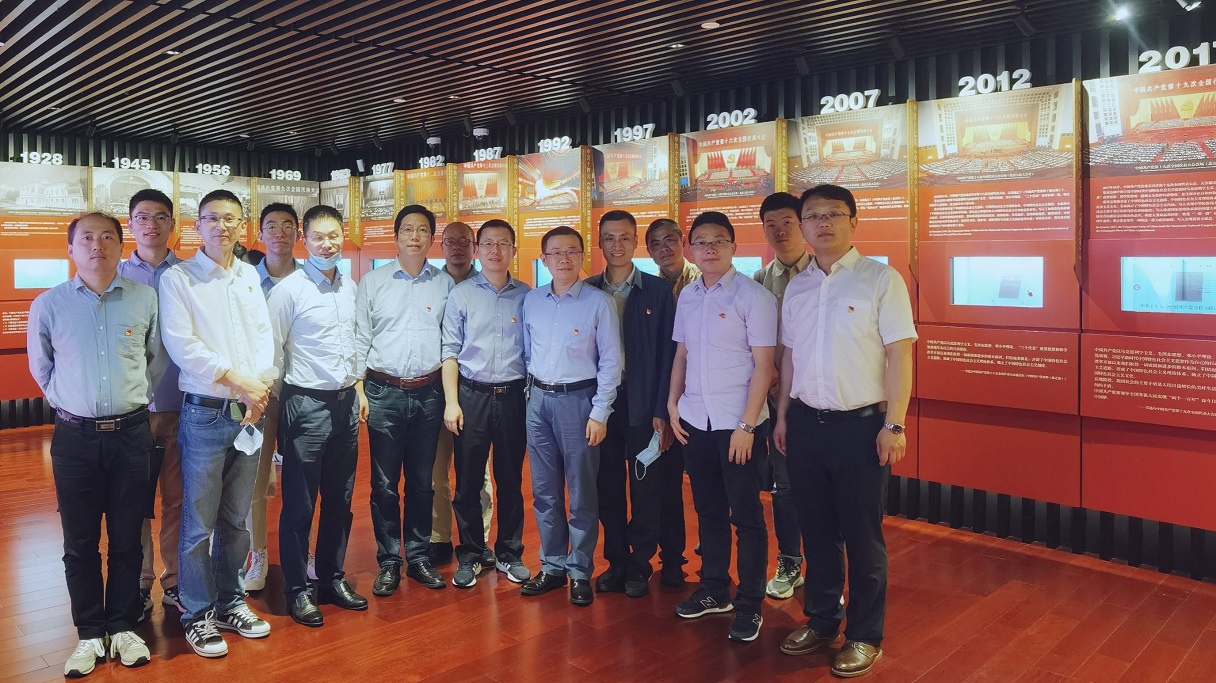 图片6 二大参观合影.jpg